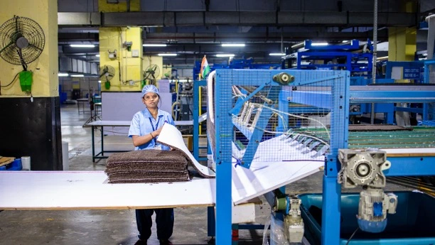 Persona trabajando en una fábrica o planta de producción, representando la implementación de un software ERP para el sector de la manufactura.