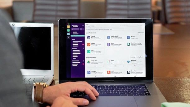 personas trabajando en un computador simulando el uso de un erp en la nube