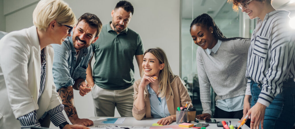 personas trabajando y que emulan usar un softwarede recursos humanos
