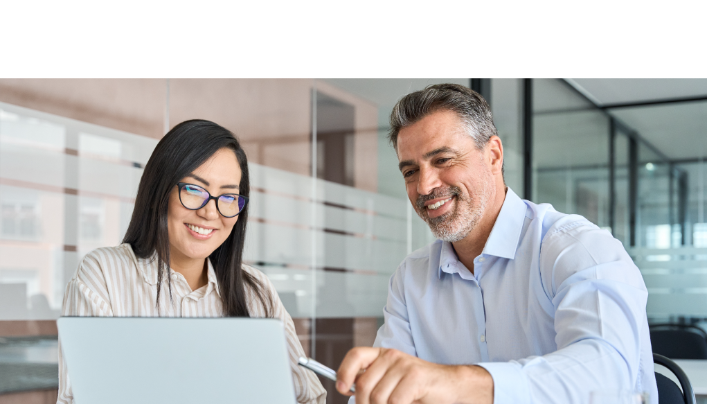 especialistas viendo cómo funciona el software de nomina en colombia